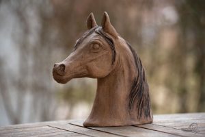 Pferdeskulptur aus der Schweiz Pferd mit gespitzten Ohren