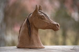 Pferdeskulptur aus der Schweiz Pferd mit gespitzten Ohren