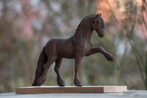 Keramikskulpturen aus der Schweiz - Friesenpferd im spanischen Schritt