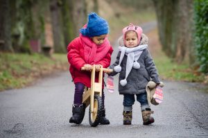 Kinderfotografie in der Schweiz Kind mit Holzfahrrad