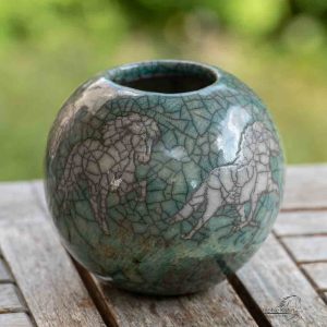 Schweizer Vasen mit Pferdemotiven aus Keramik